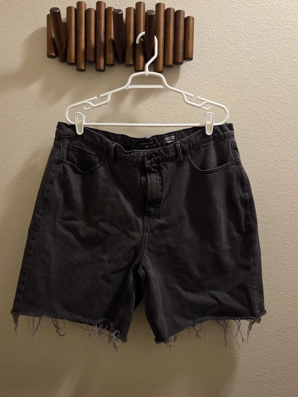 NWOT Good American GOOD EXTREME BARREL SHORTS sz 15